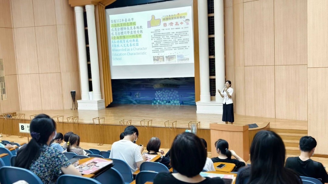 家長對於教務主任介紹本校各個實驗班的課程內容特別用心,足可見家長對本校辦學的信任,對於正在招生中的各項訊息都不錯過。