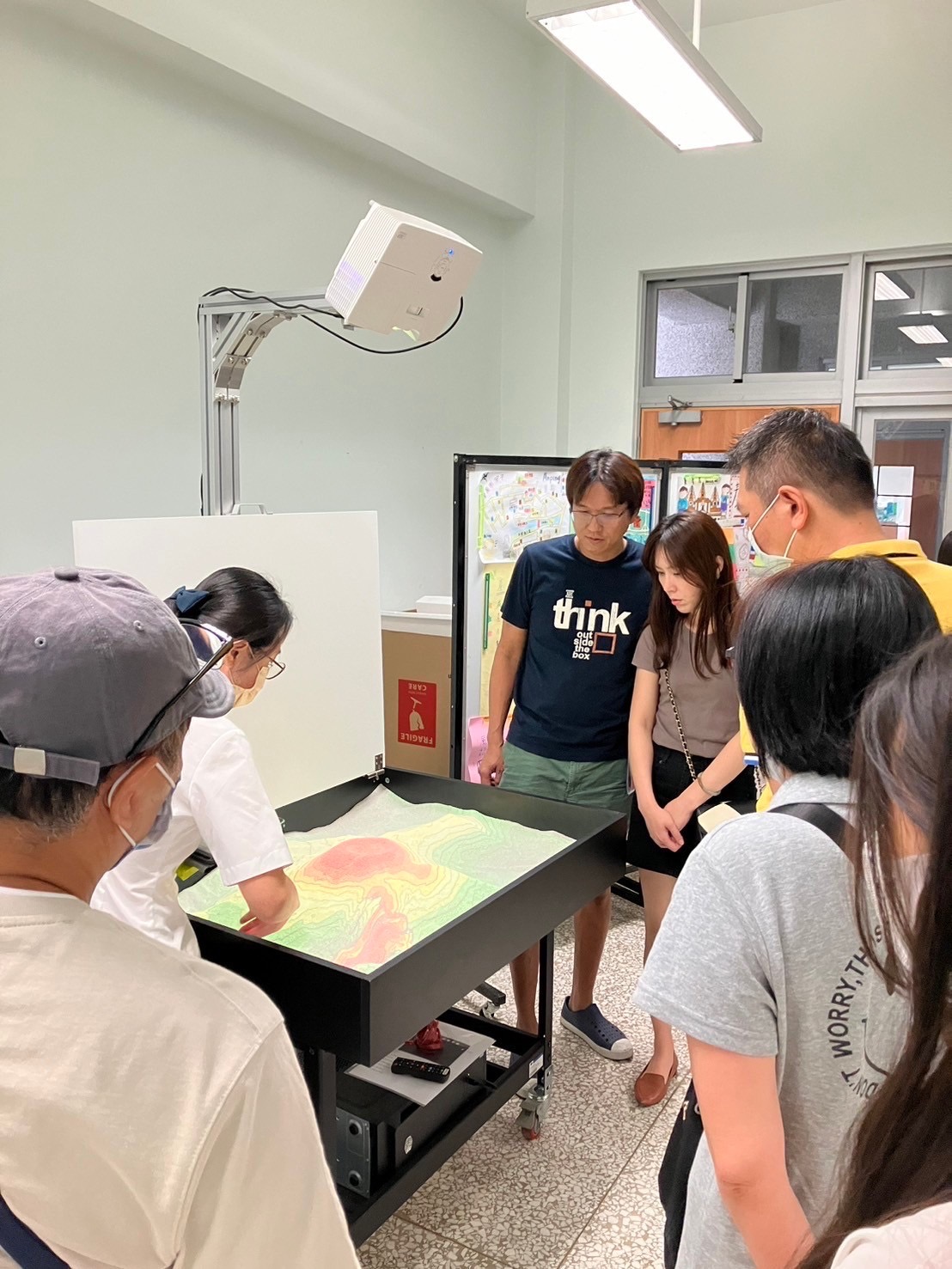 參與教育,樂在其中。對於地理科教具當中,全臺南只有三台的沙盒印象深刻,家長們普遍認同臺南慈中辦學的用心與全面。
