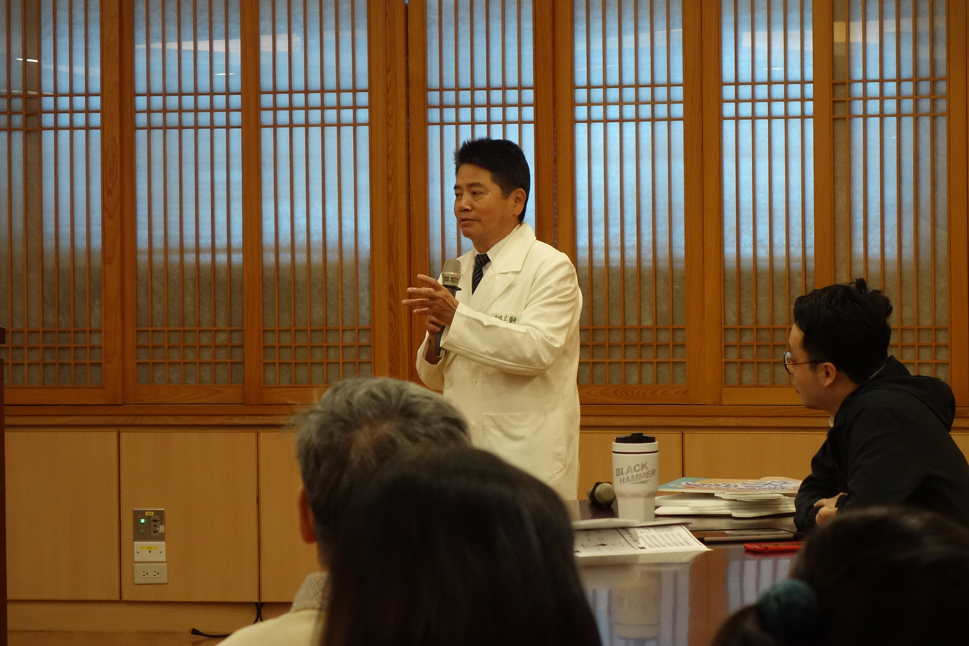花蓮慈院職業醫學科主任劉鴻文醫師表示,職業災害不只限於身體上受到的傷害,更包含了工作壓力所造成的身心疾病。