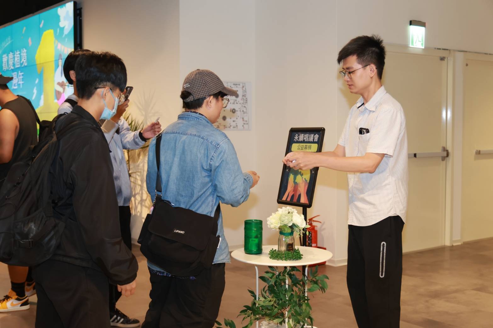 現場民眾力行一善,用行動為花蓮地震募款。