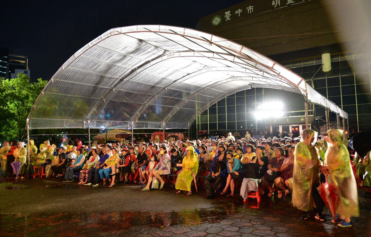 唐美雲歌仔戲大雨中演出吸引眾多民眾欣賞