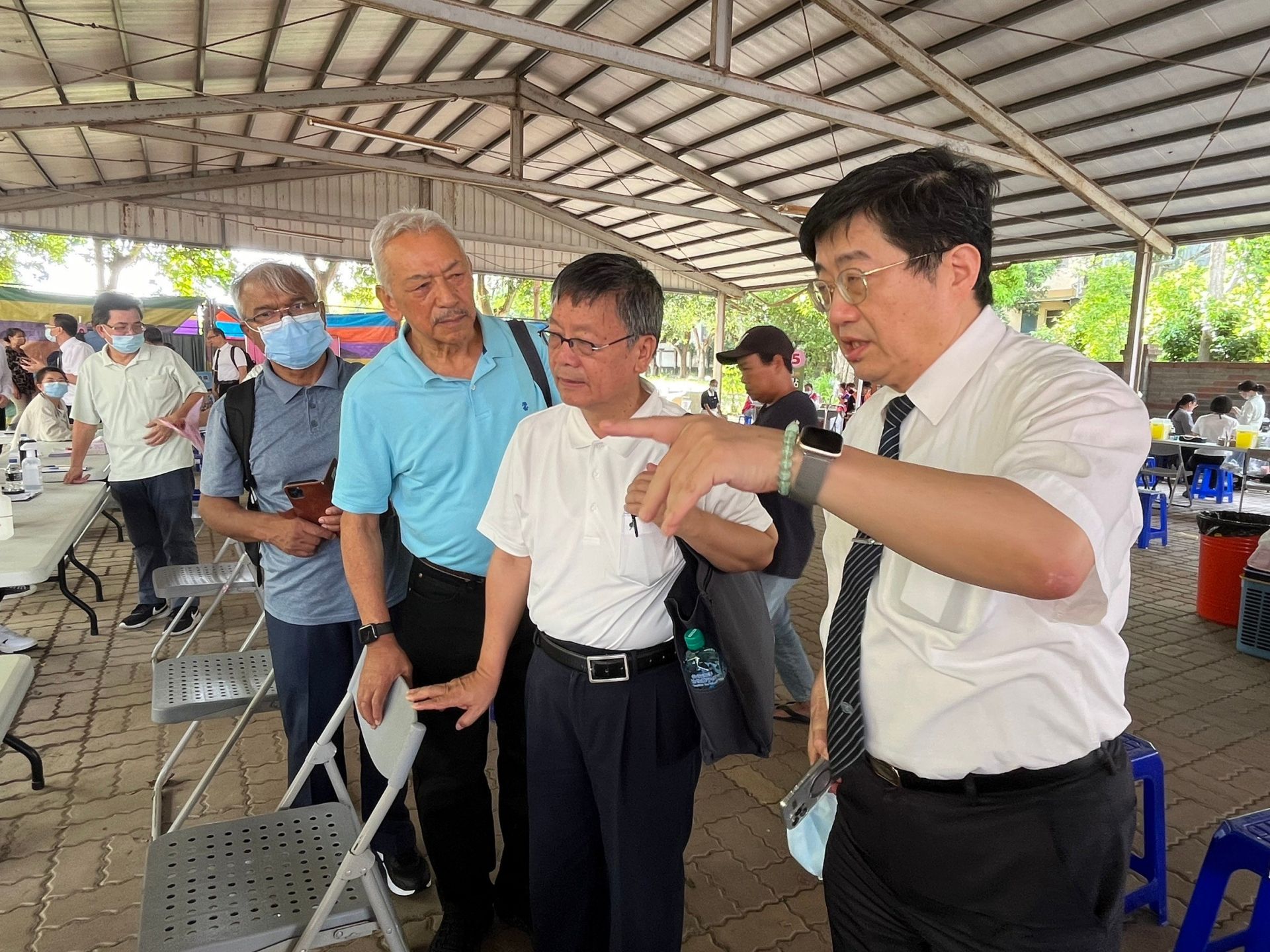 林名男副院長帶尼泊爾朋友參訪大林慈院在古坑永光國小與政府合辦的復合式篩檢。