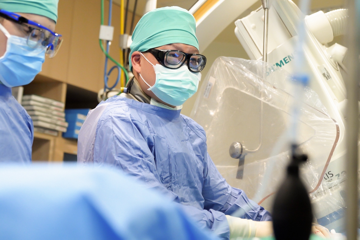 張耀庭醫師進行左心耳封堵術(LAA occluder)。