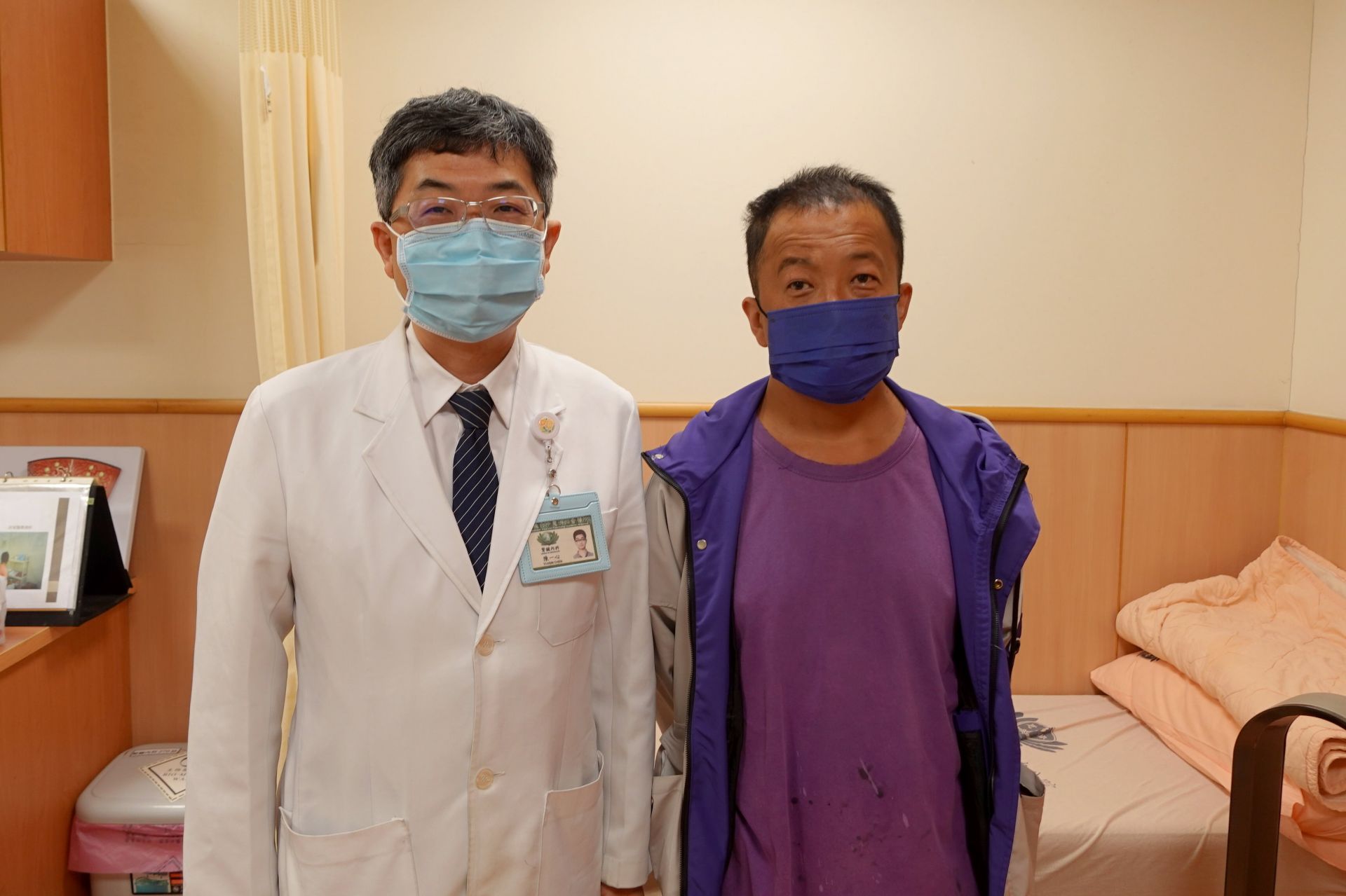 腎臟內科主任陳一心(左)十年不懈努力,尋找解決雙腎切除病人林先生(右)長期低血壓的解方,研究通過國際期刊審核發表。