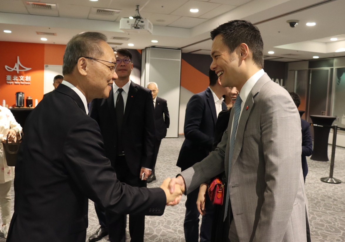 慈濟基金會代表顏博文執行長(左)、台灣大哥大總經理林之晨(右),雙方攜手合作,推動企業共善計畫。
