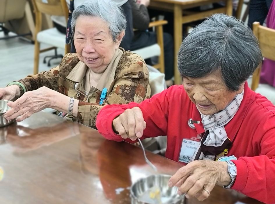 冰冰涼涼水果八寶粽讓長輩體驗冰粽,呼應天氣轉熱的變化,享受不同的歡樂。