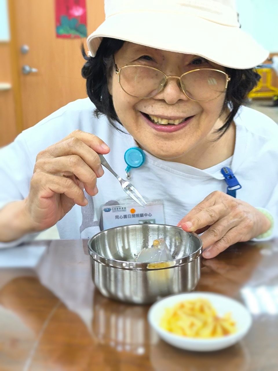 下午茶時間,水果八寶粽讓長輩吃得開心極了。