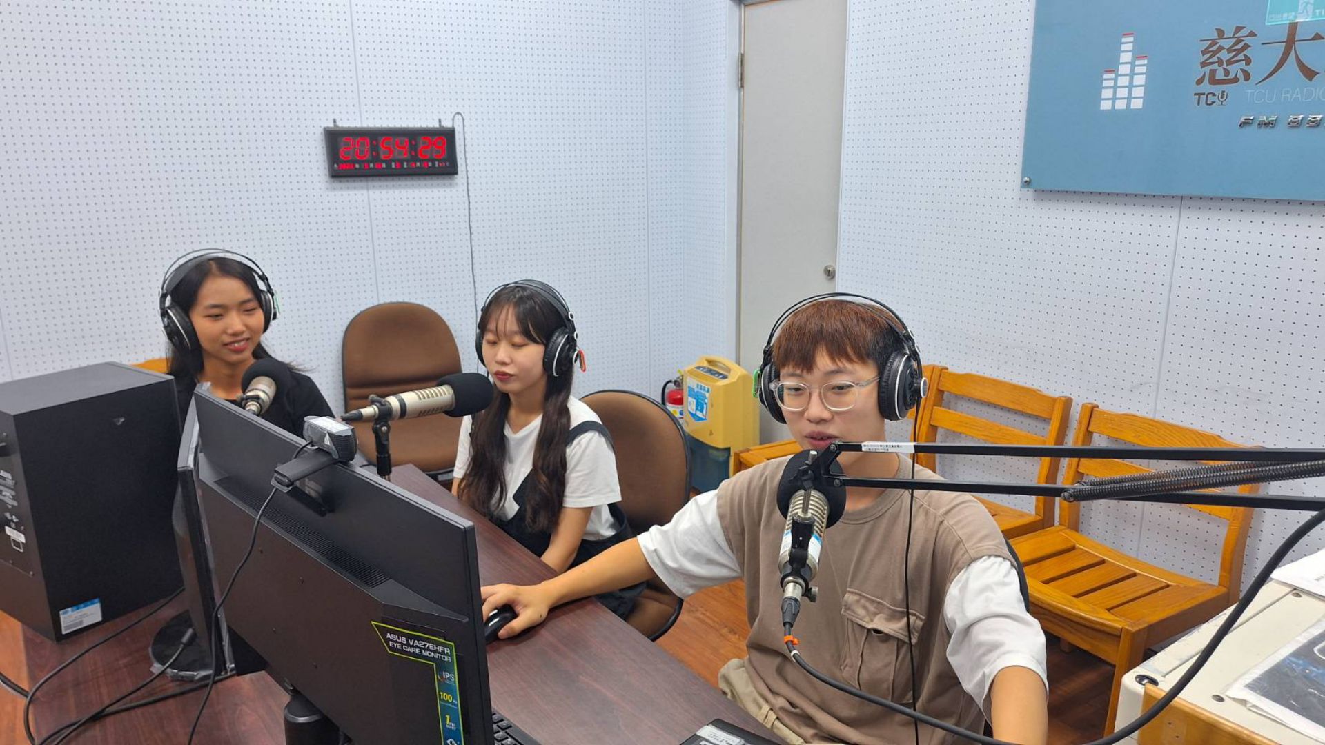 《飛向泰young 看見希望》入圍教育專題報導獎,自2018年起慈大國際接待服務隊走入泰北偏鄉,當初陪伴的泰北學生岳彩蓮,在2023年來到花蓮慈大追夢,並且再次回歸泰國傳承這份愛。