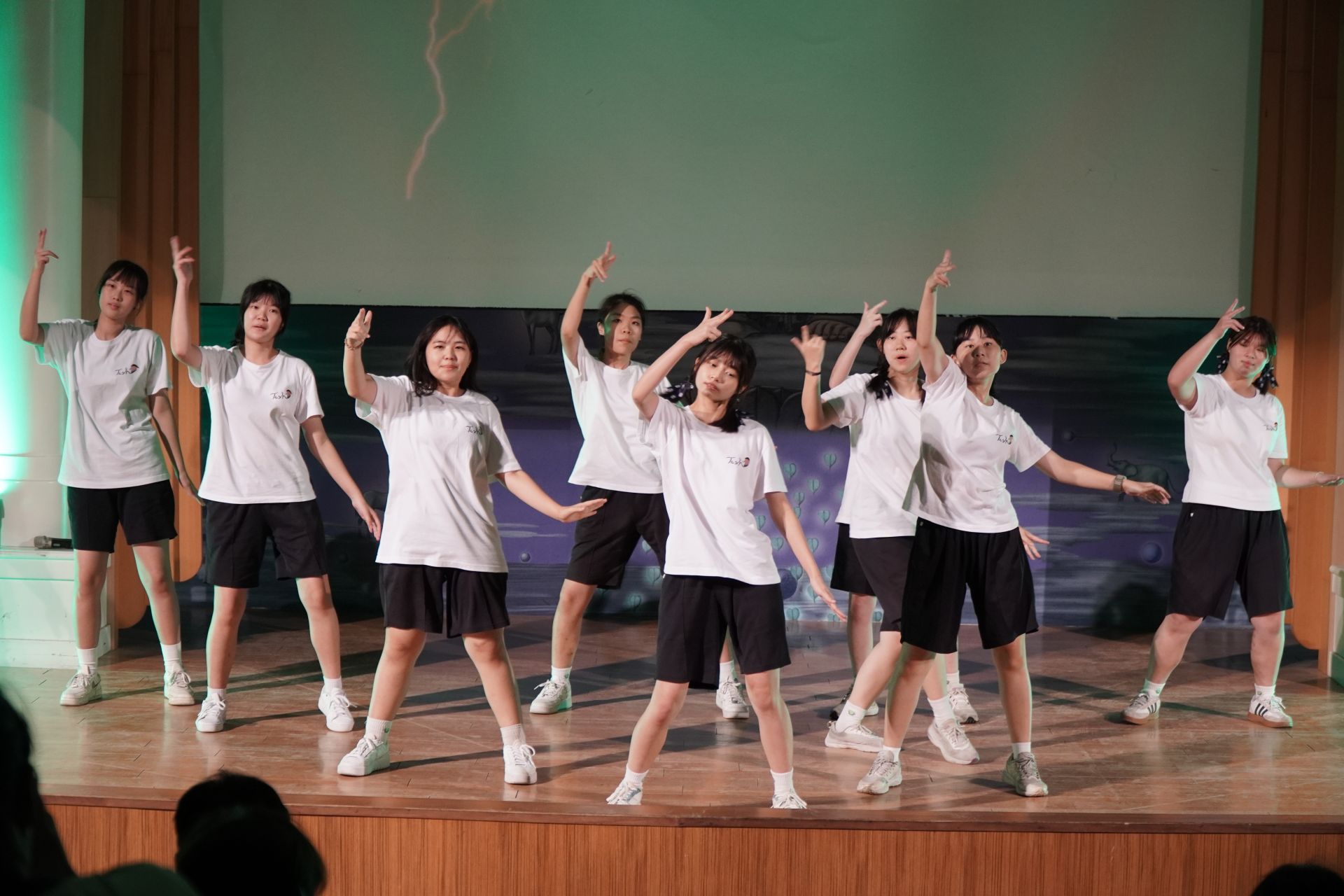 快節奏無間斷的群舞表演展現同儕三年的團隊默契