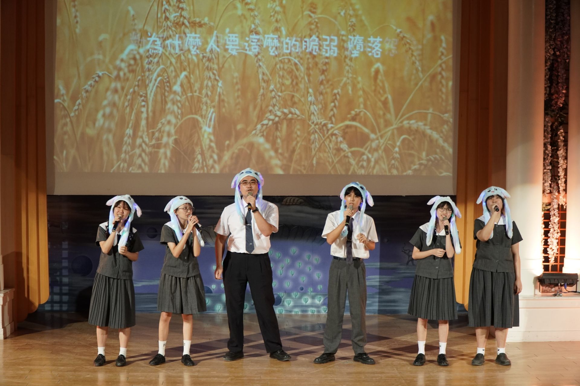 生輔組吳念祖組長也下場加入串燒歌曲的行列