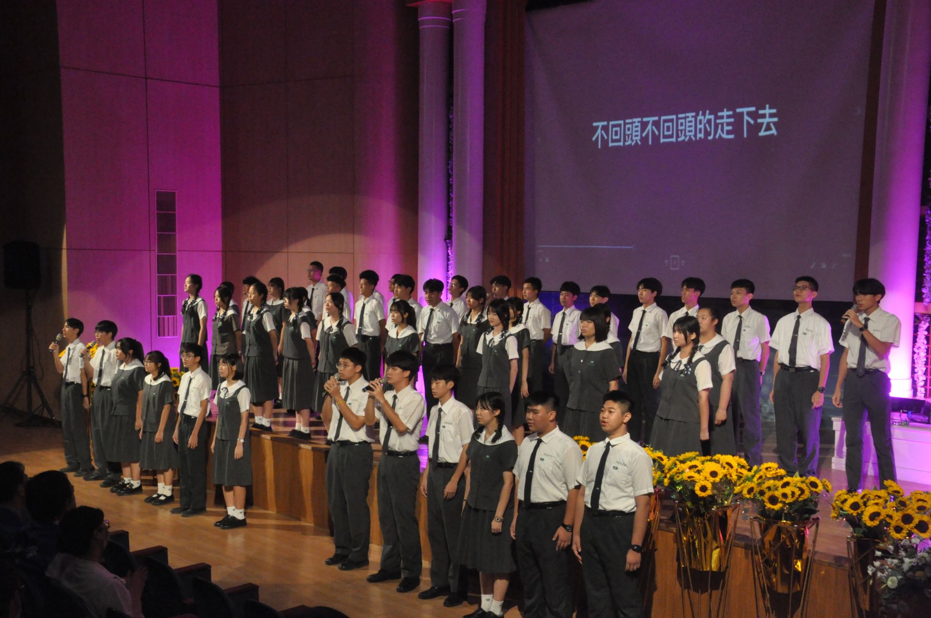 群唱演出有極大的渲染力透過強而有力的共鳴讓眾人瞬間感動