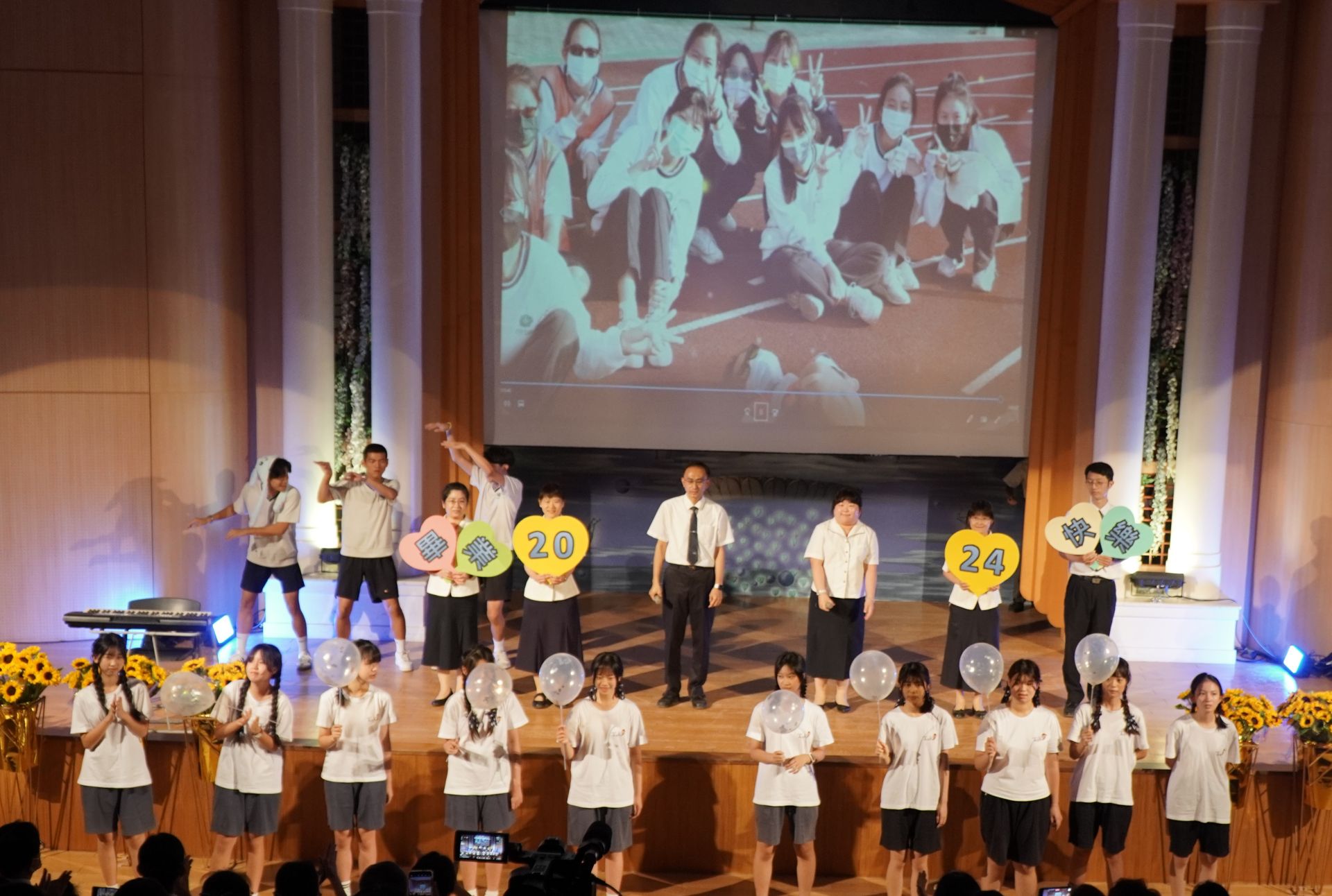 全體高三導師帶領畢業生們共同演出〈永遠的畫面〉讓全場沸騰