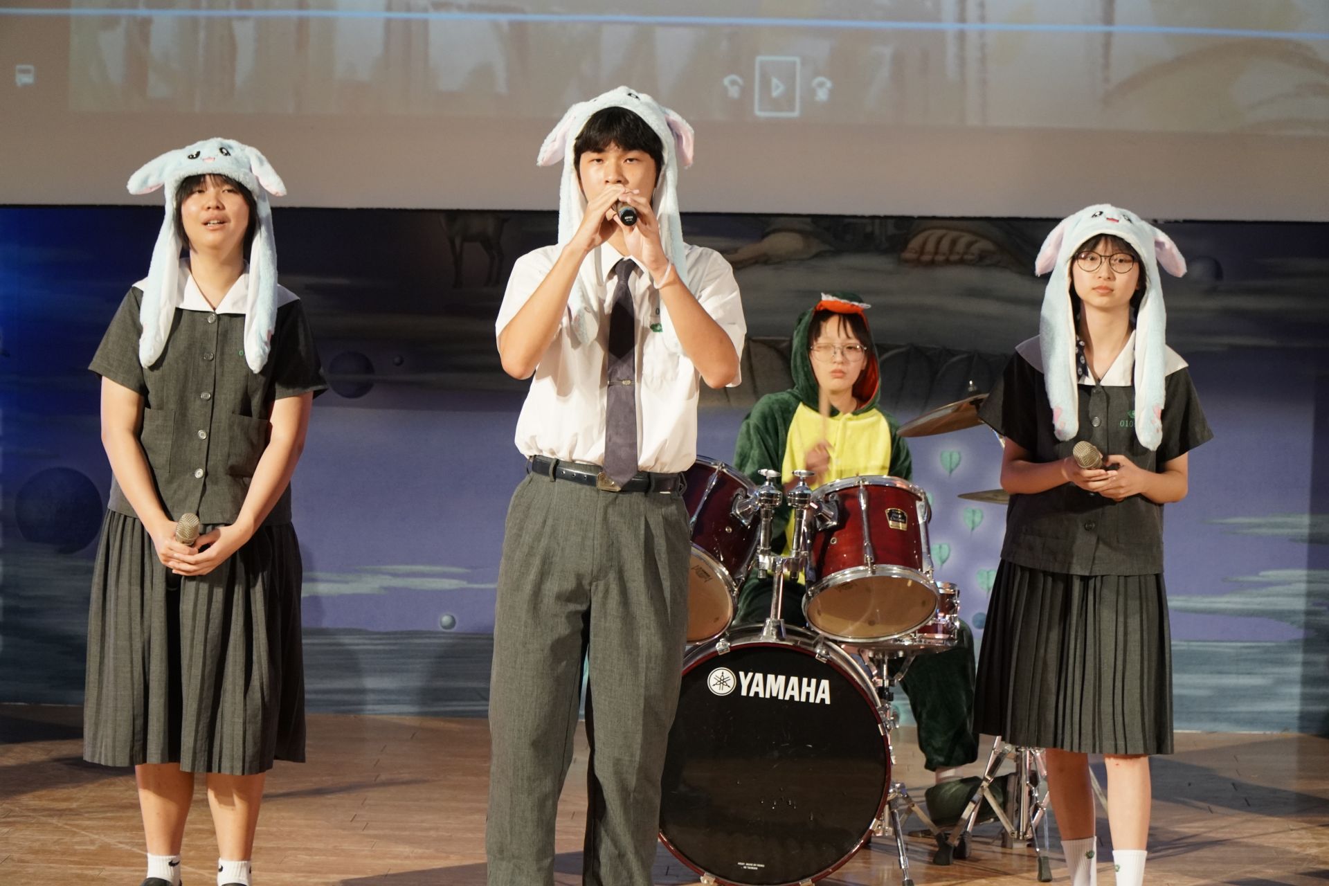 14第十五屆畢業原創歌曲〈拓印青春〉以Live樂團演奏表現,畢業原創歌曲由吳韶恩、鍾曜丞、陳兆寬作詞,李書萸、李宜親作曲,邱于珊編曲,更由郭家瑜、郭品妤、周筱甄、陳宣伶四位同學共同編導的MV