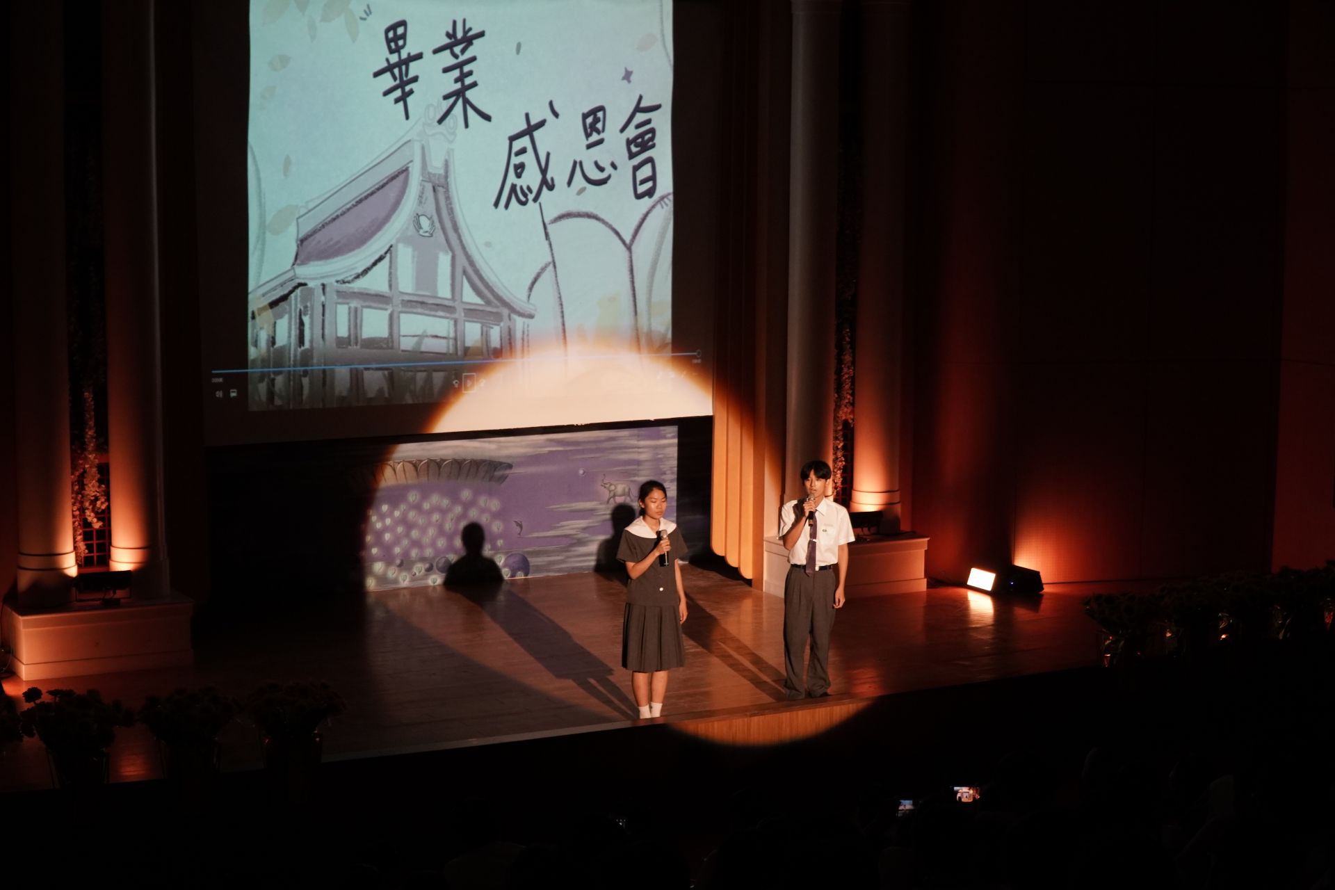 畢聯會最大功臣王以安同學與曾宥綸同學於最後的〈歸賦〉致詞