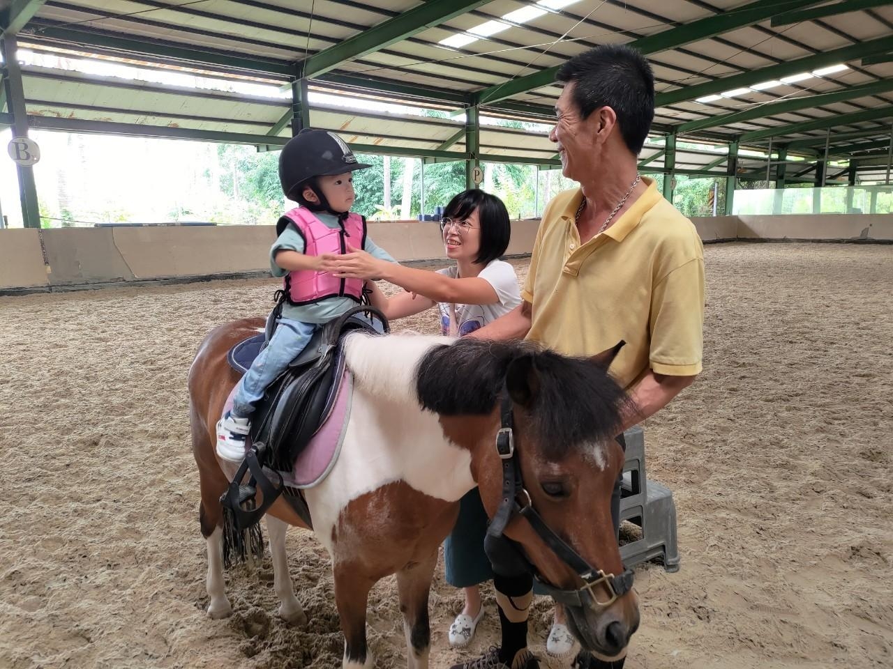 小朋友完成馬背上基本騎乘挑戰