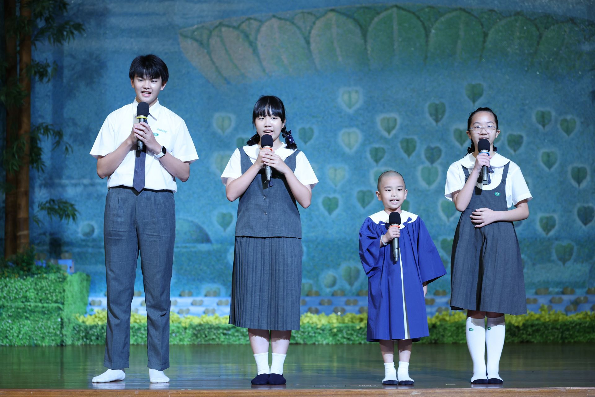 四位畢業生代表致詞,感恩校長、師長、父母家人,希望今天之後,家人可以以自己為傲