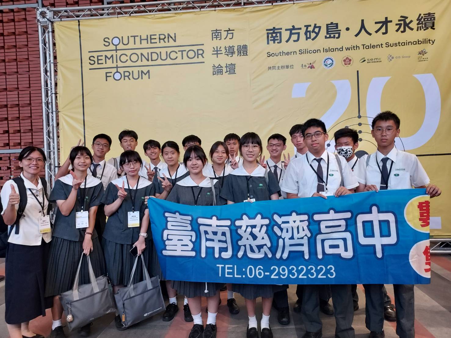 張齡之教務主任及臺南慈中高一、高二數理實驗班16位學生代表出席。