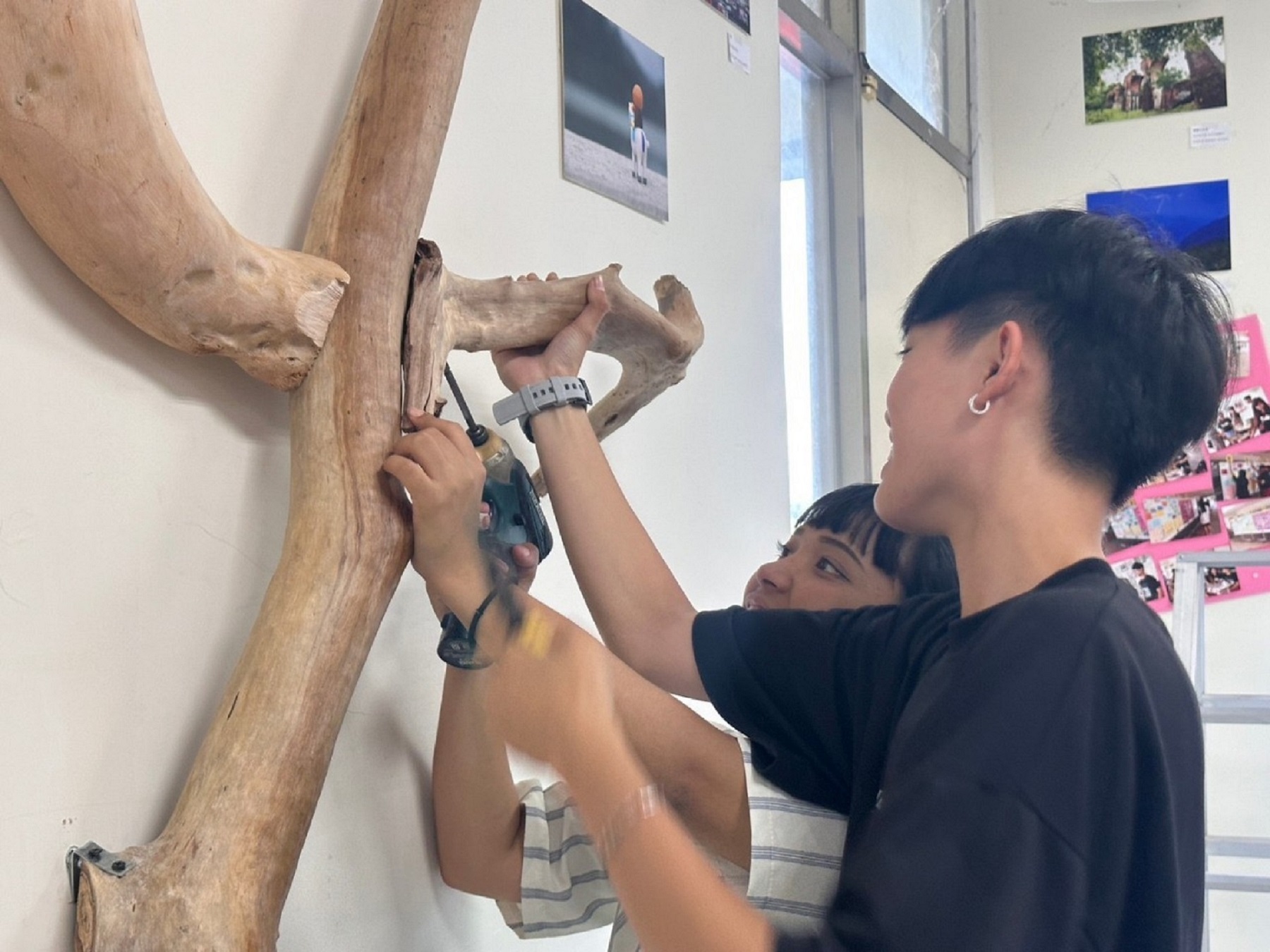 學生一起製作漂流木燈飾。