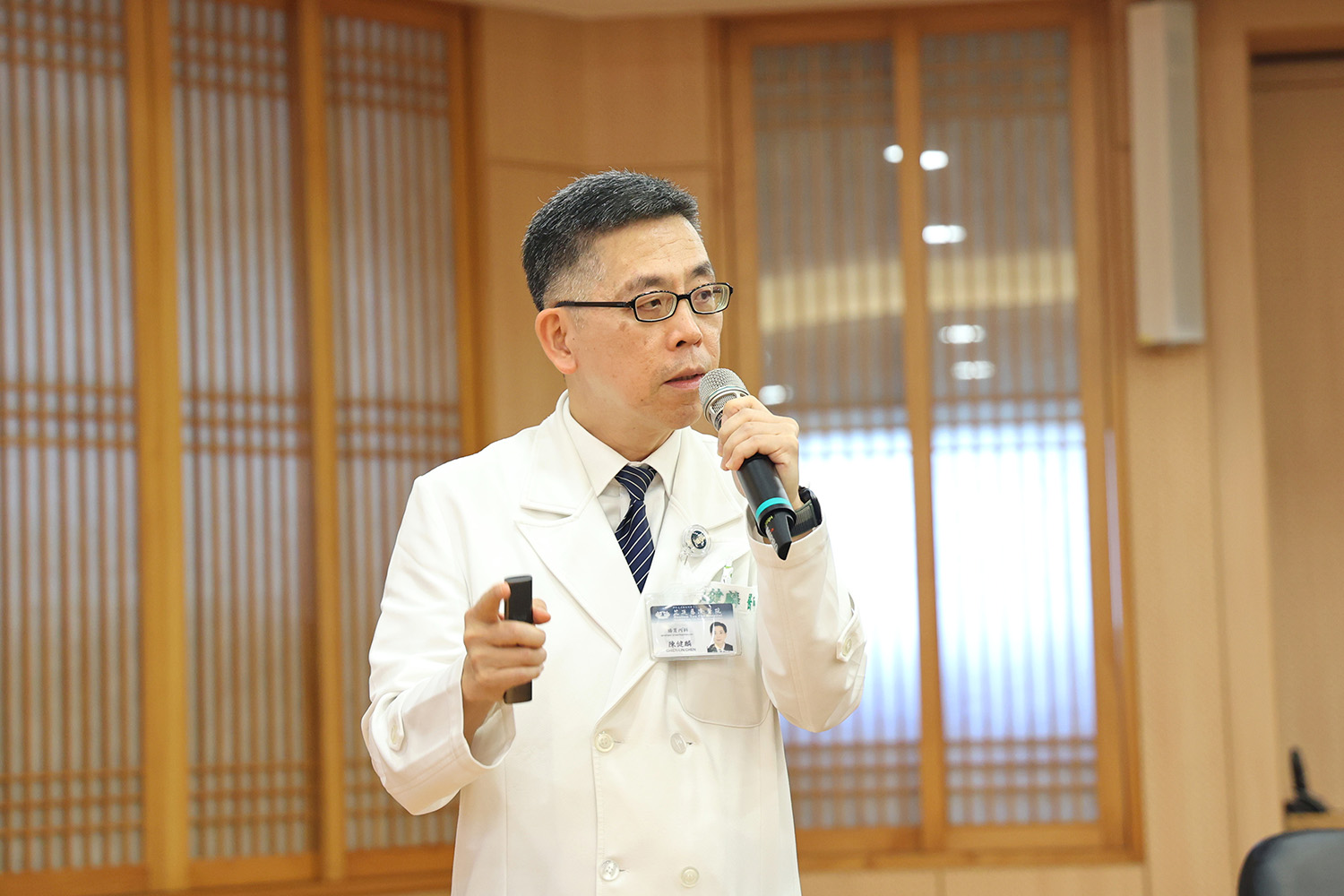 陳健麟主任提醒,慢性胃食道逆流症狀若未經治療,可能引發食道發炎、食道潰瘍、食道狹窄、食道癌等風險,因此若已發生逆流症狀,最好就醫診斷與治療,以避免發生併發症。