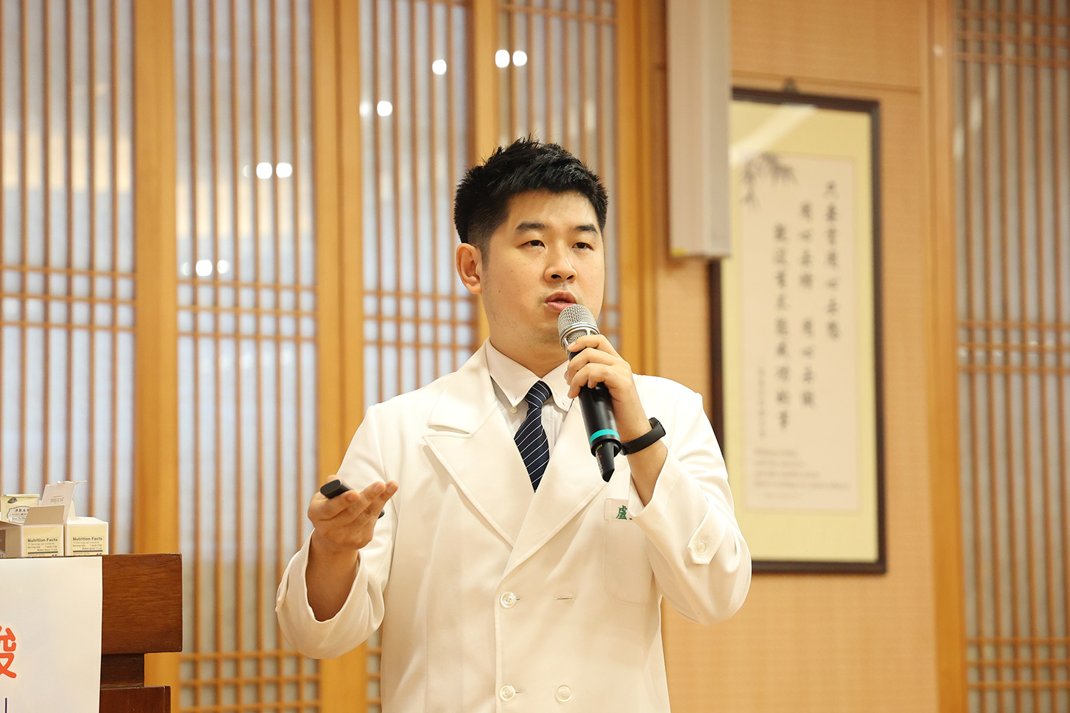 盧昱竹醫師指出,胃食道逆流在中醫觀點中有許多不同的證型,對應的症狀和飲食忌諱也各有不同,其中胃氣上逆的主要臨床表現為舌嫩紅、脈虛數,可以按「內關穴」緩解。