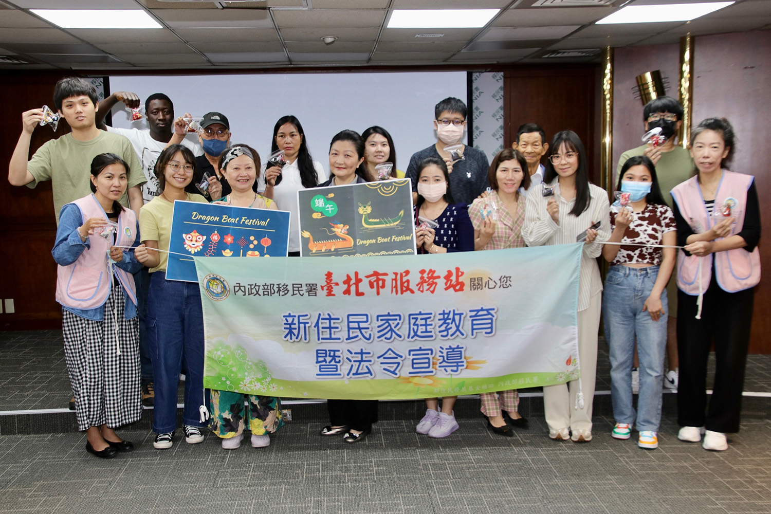 移民署臺北市服務站舉辦新住民家庭教育暨法令宣導課程,並與學員們製作粽子造型的香包,一同驅邪避蟲慶端午。