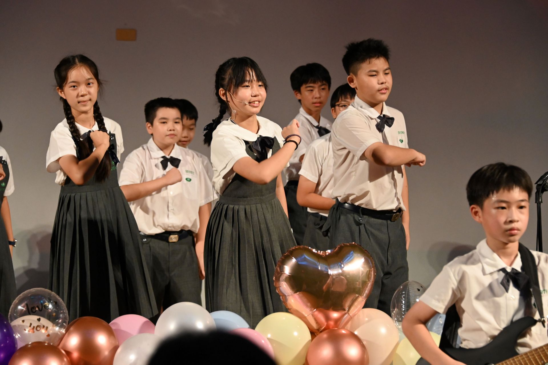 六年善解班演奏組曲搭配嘹亮歌聲與熱情舞蹈,告別童年歲月,迎向花漾年少。