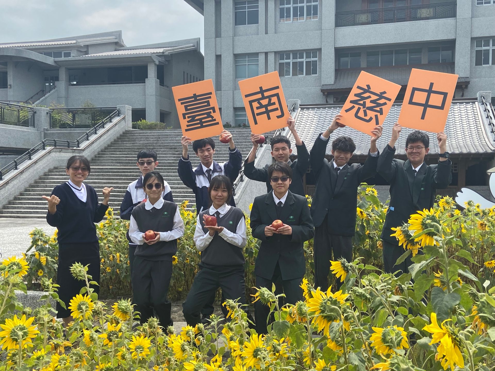 臺南慈中秉持著發展全人教育的理念,學生品德學業兼備今年113高中升大學榜單就有三位學生分別錄取中國醫藥學院醫學系、高雄醫學大學醫學系以及中山醫學大學醫學系。