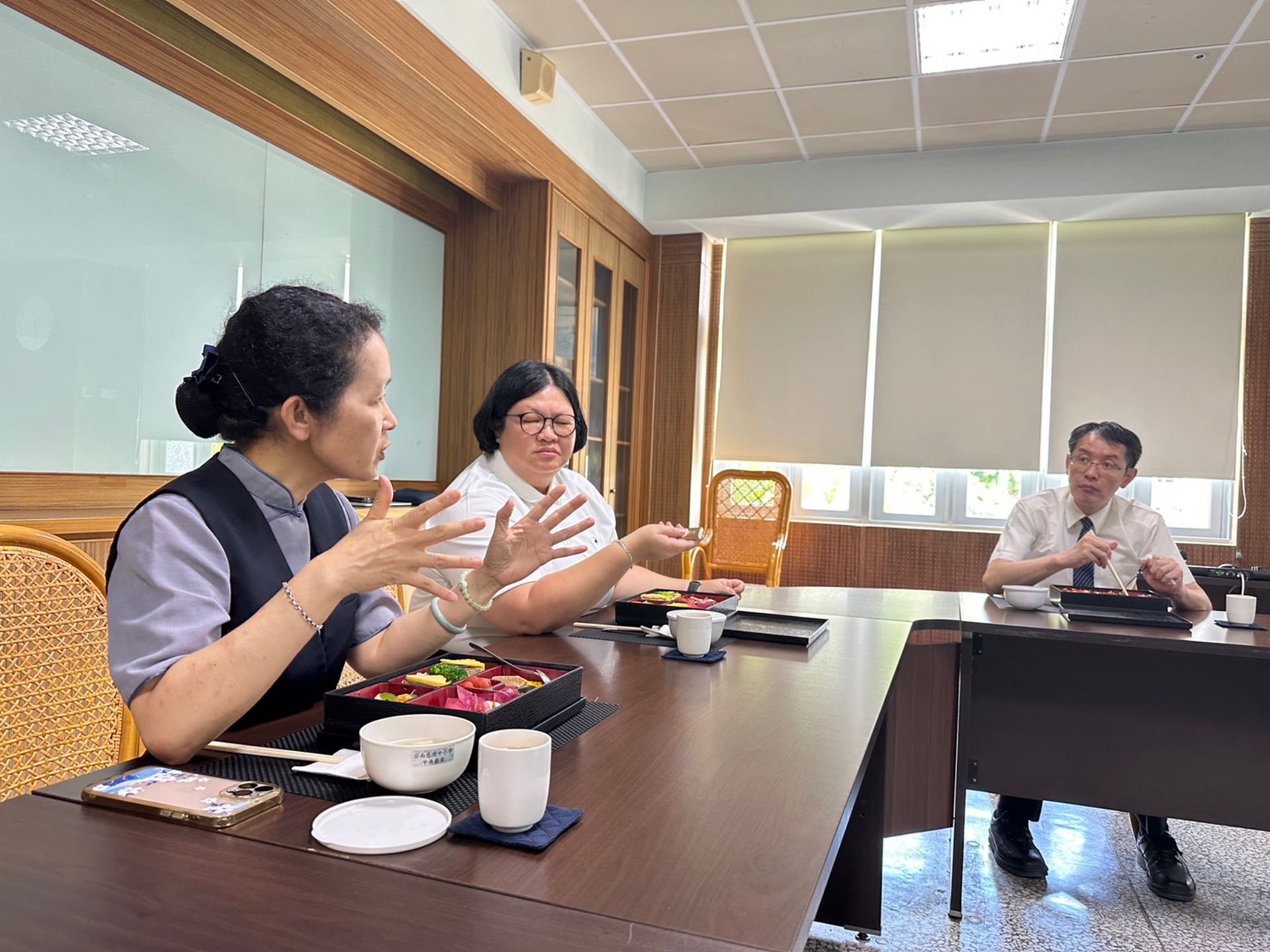 雙方在品格教育的議題分享交流中也 發覺東方和西方社會文化的差異對品德教育的概念建構也容易產生微細的分歧,進而型塑出不同校園風格。
