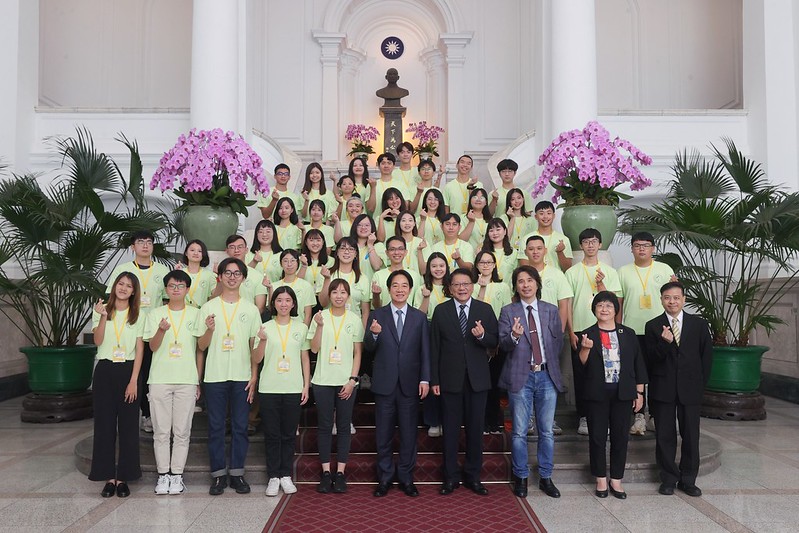 賴清德總統於6月14日下午接見「青年海外志工服務隊代表」，並與與會成員大合照。