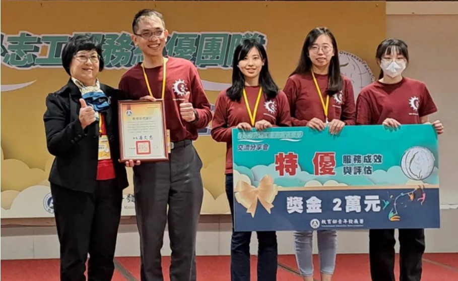 慈濟「TIYA敘愛國際青年隊」成員杜嘉儀(左)平常即常投入社區關懷。