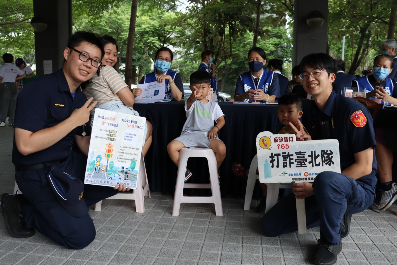 在現場向民眾宣傳反詐騙的士林分局兩位年輕警員,也在執行勤務前加入建檔,以實際行動帶動更多人。