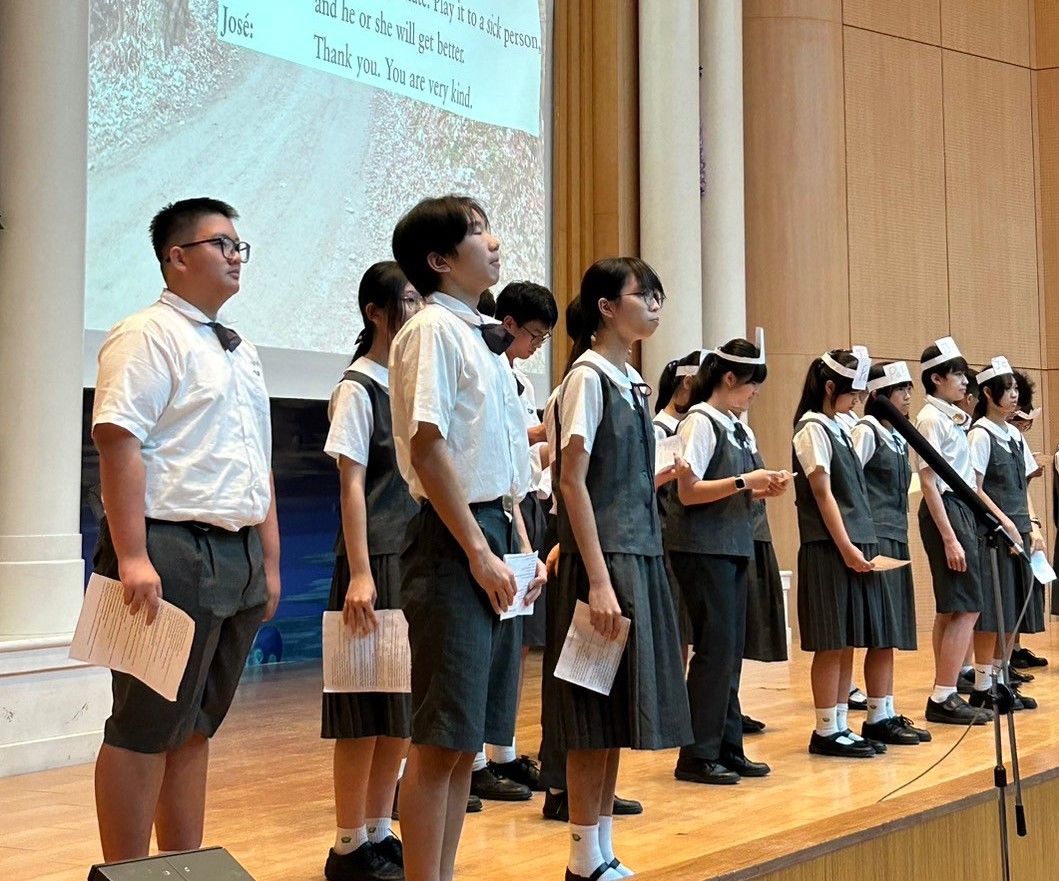學生們發音清楚,流利、自信地講出臺詞