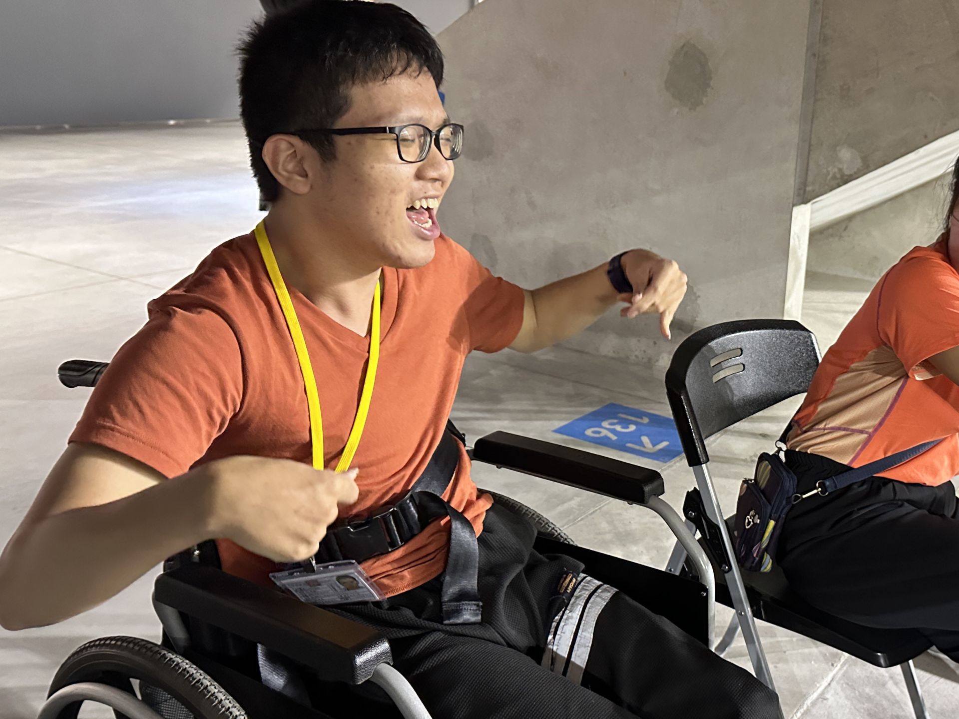 宜蘭教養院的阿翰，第一次到現場看棒球賽，平常害羞內斂的他也難掩興奮之情。