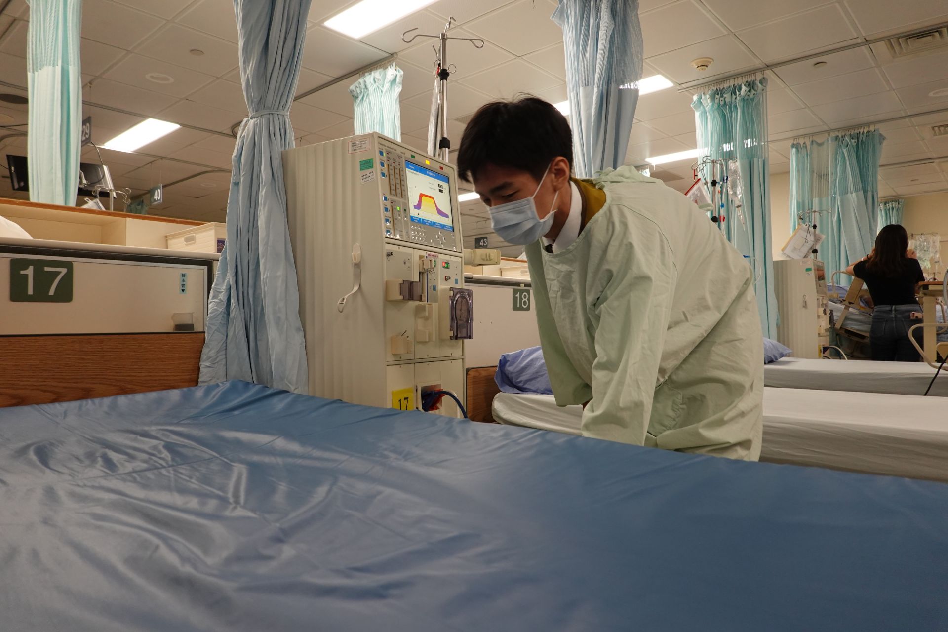 鄭哲旭參與醫療志工後更堅定志向要走往行醫之路,錄取中山醫學大學醫學系。