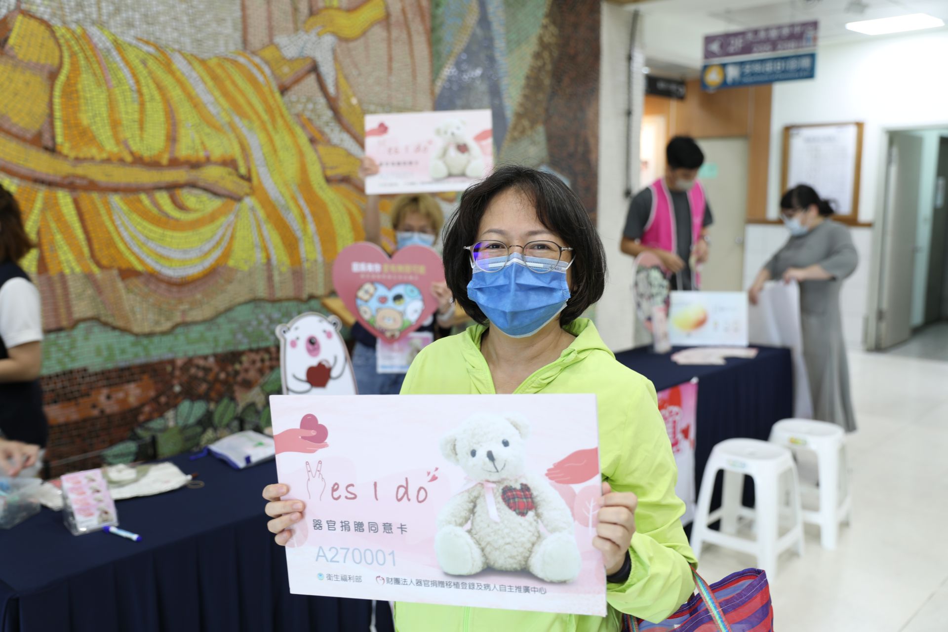 今天剛好來就醫看診的謝小姐,是今天第一位簽署器捐意願卡的民眾,謝小姐說,之前就在電視上、網路上看到過器官捐贈的事情,那時候就在想著,如果有機會,自己也想要在最後一刻能幫助到別人,所以,聽到廣播就馬上來了解,並簽下器捐意願卡,希望能為自己人生做主,也圓滿自己幫助人的心願。