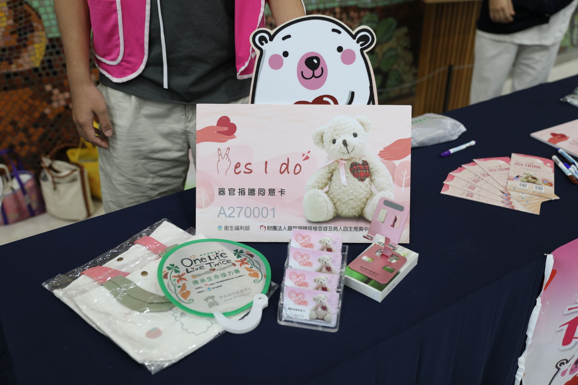 花蓮慈院器官移植中心團隊於6月18日-21日,一連四天上午在花蓮慈院門診大廳舉辦器官捐贈簽卡活動,每日前十名簽卡者還能獲得限量好禮。