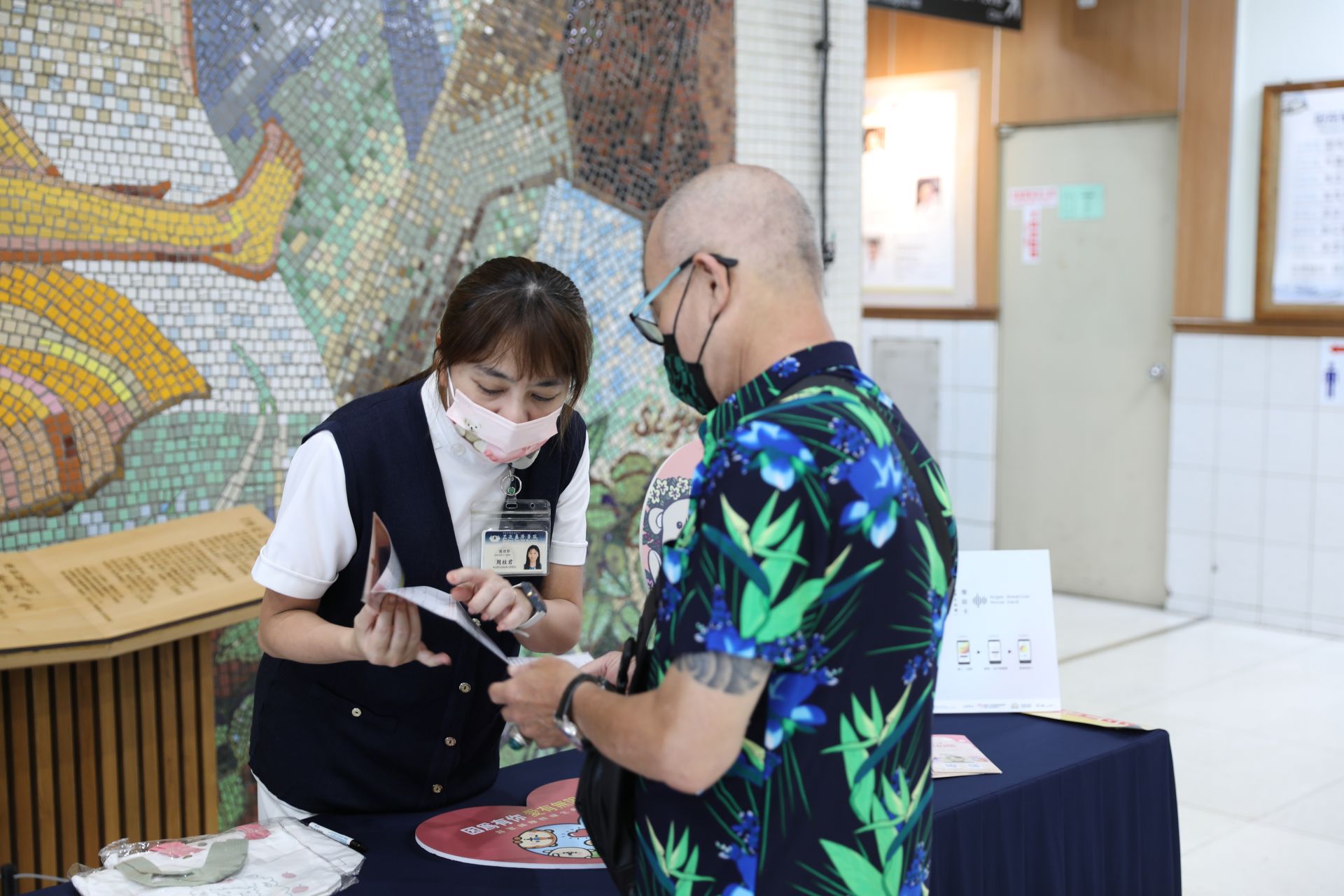 器官捐贈簽卡宣導活動第一天,就吸引了許多就醫民眾前來了解。