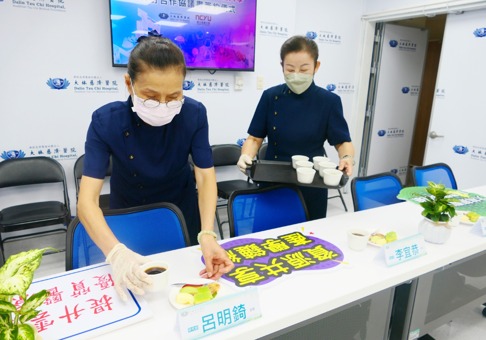 懿德媽媽們會場上準備點心、咖啡,作為醫院的後盾。
