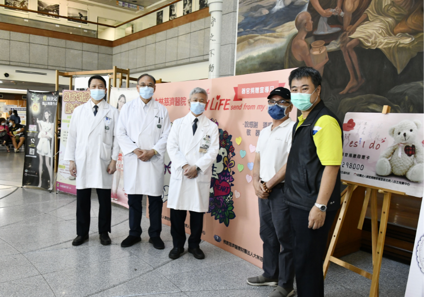 左起人物為范文林醫師、尹文耀醫師、陳金城副院長、肝移植顏先生、大林鎮公所主秘陳建宏等人共同宣導器官捐贈