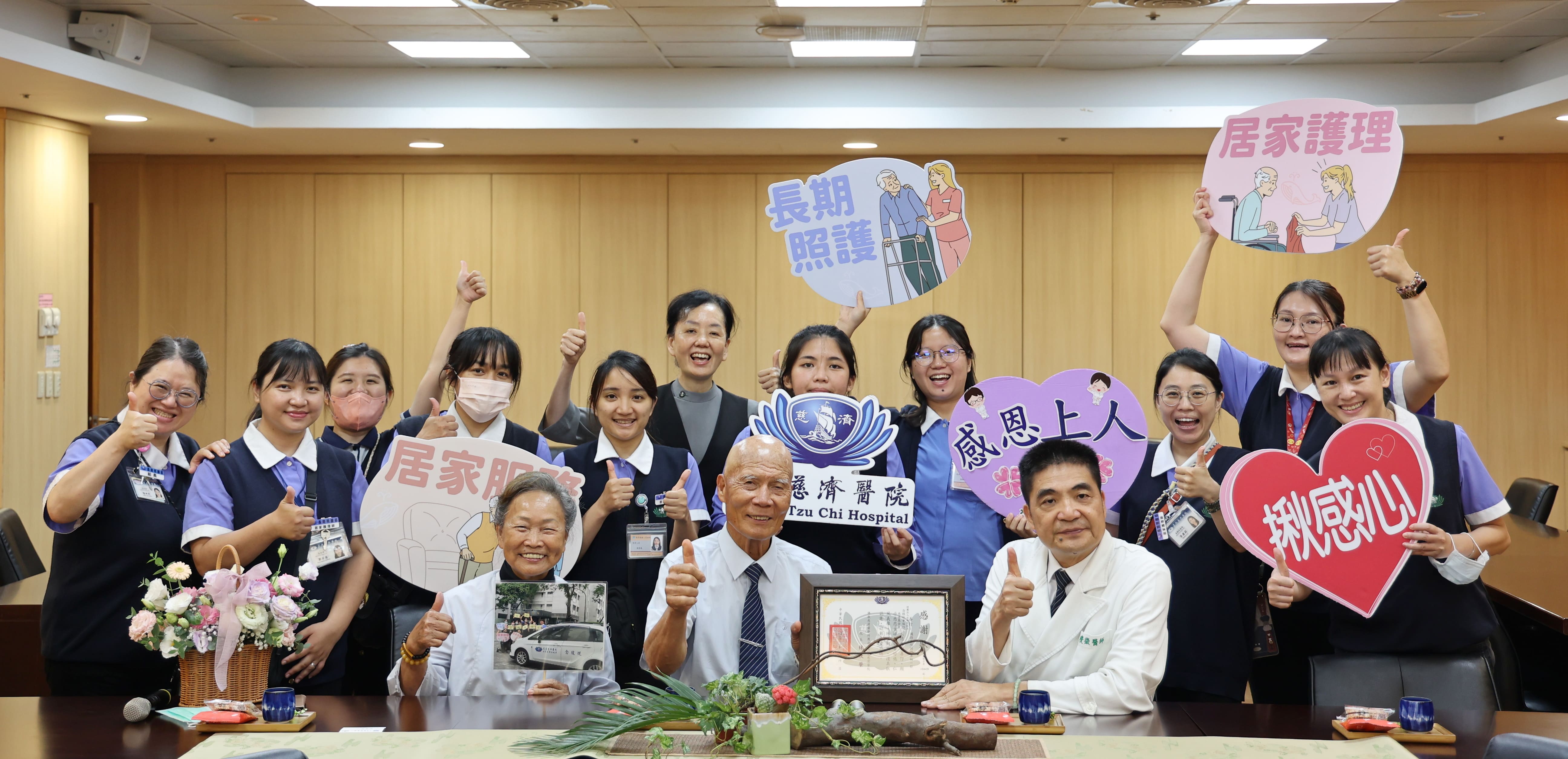 6月19日中午,臺南實業家陳連益(前排中)與陳鄭惜(前排左)夫婦來到花蓮慈濟醫院,捐贈1台居家護理訪視車給長期照護部團隊。