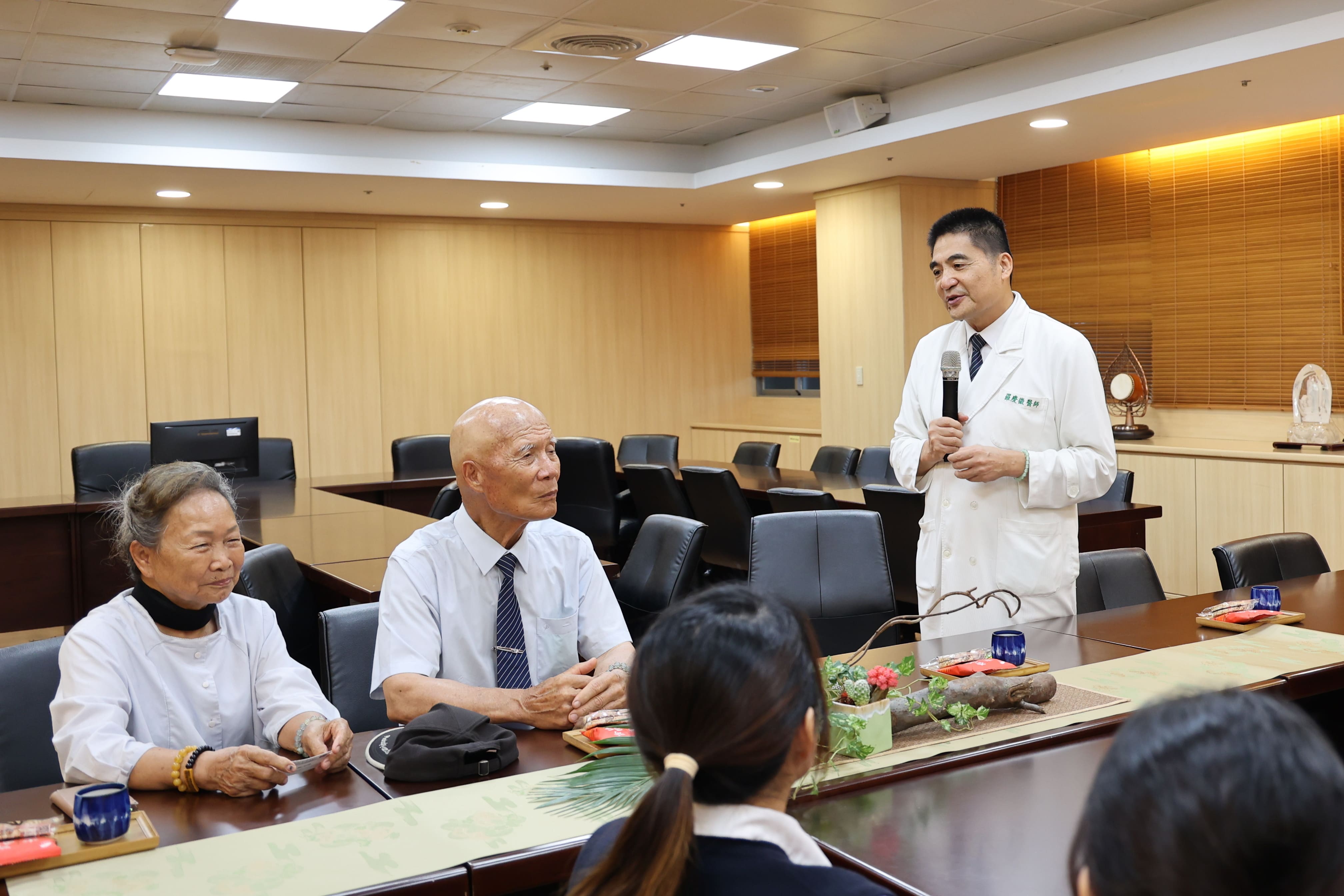羅慶徽副院長(右)說,團隊有了陳連益師兄夫婦所捐贈車輛,讓他們可以將愛送進社區、山區、偏遠地區等,非常感恩陳連益夫婦與所屬的基金會護持花蓮慈院。