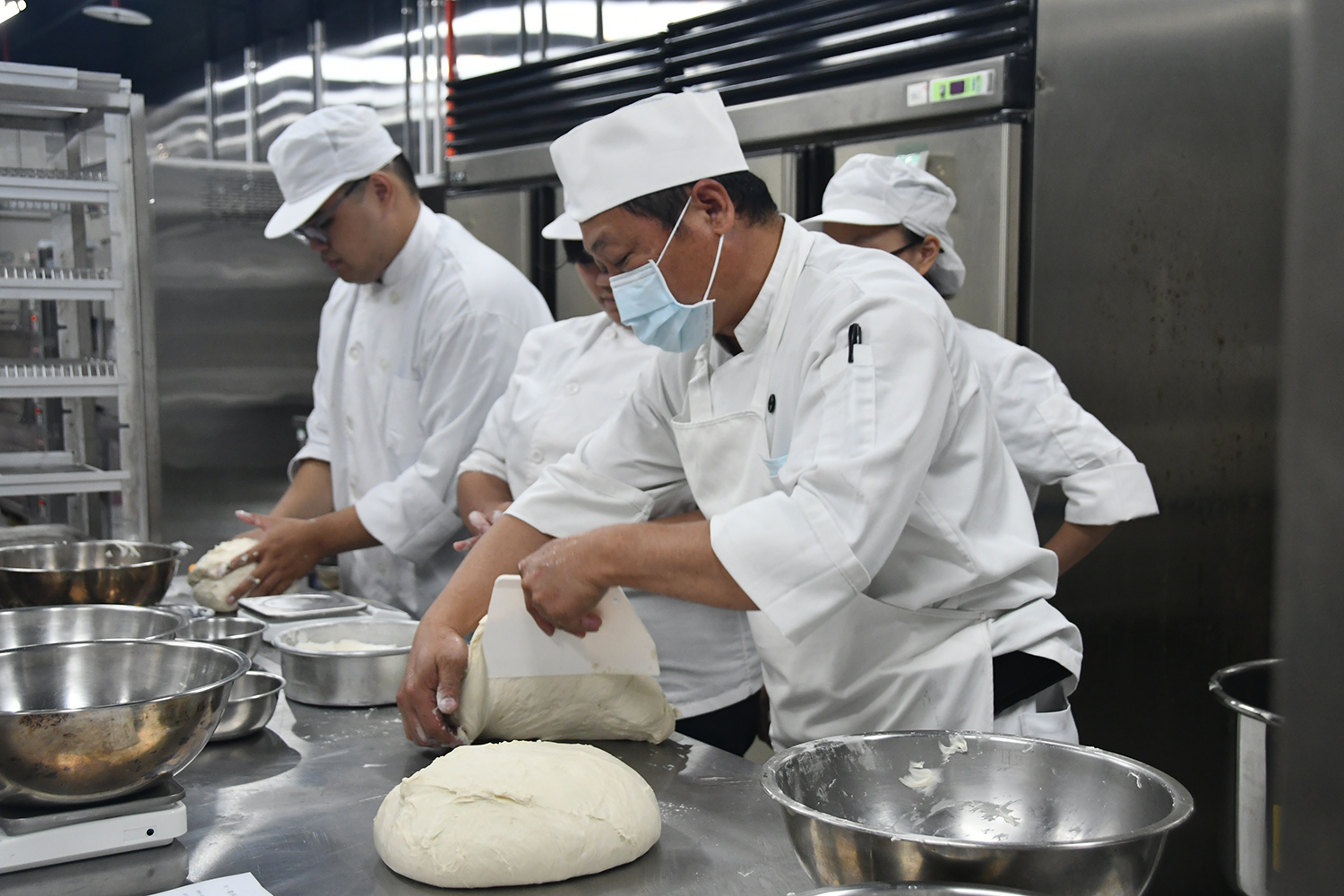 上午七點開始,邱老師就到廚房準備食材,一路陪學生動手烘焙,直到傍晚六點結束。