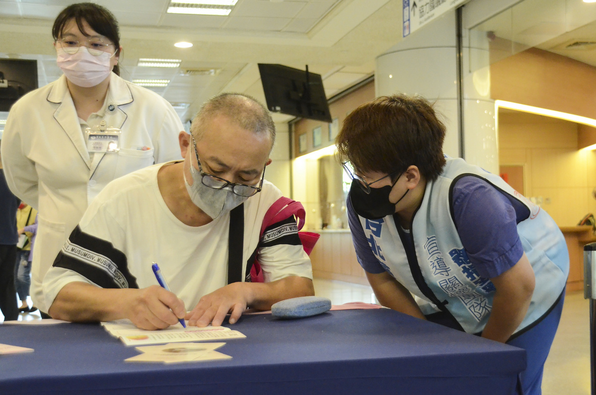 民眾踴躍參加闖關活動,並現場簽署器官捐贈同意書。