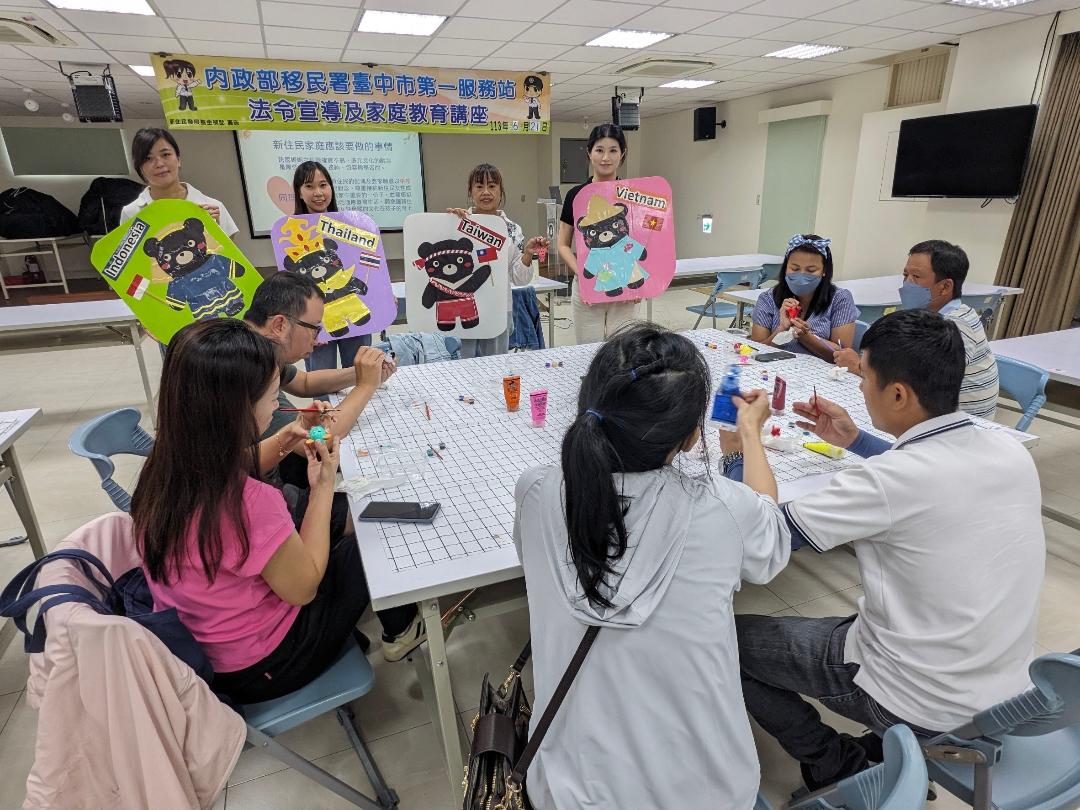 新住民多元文化講師嚴龍仙(站立者右2)帶領學員一起創作彩繪熊。