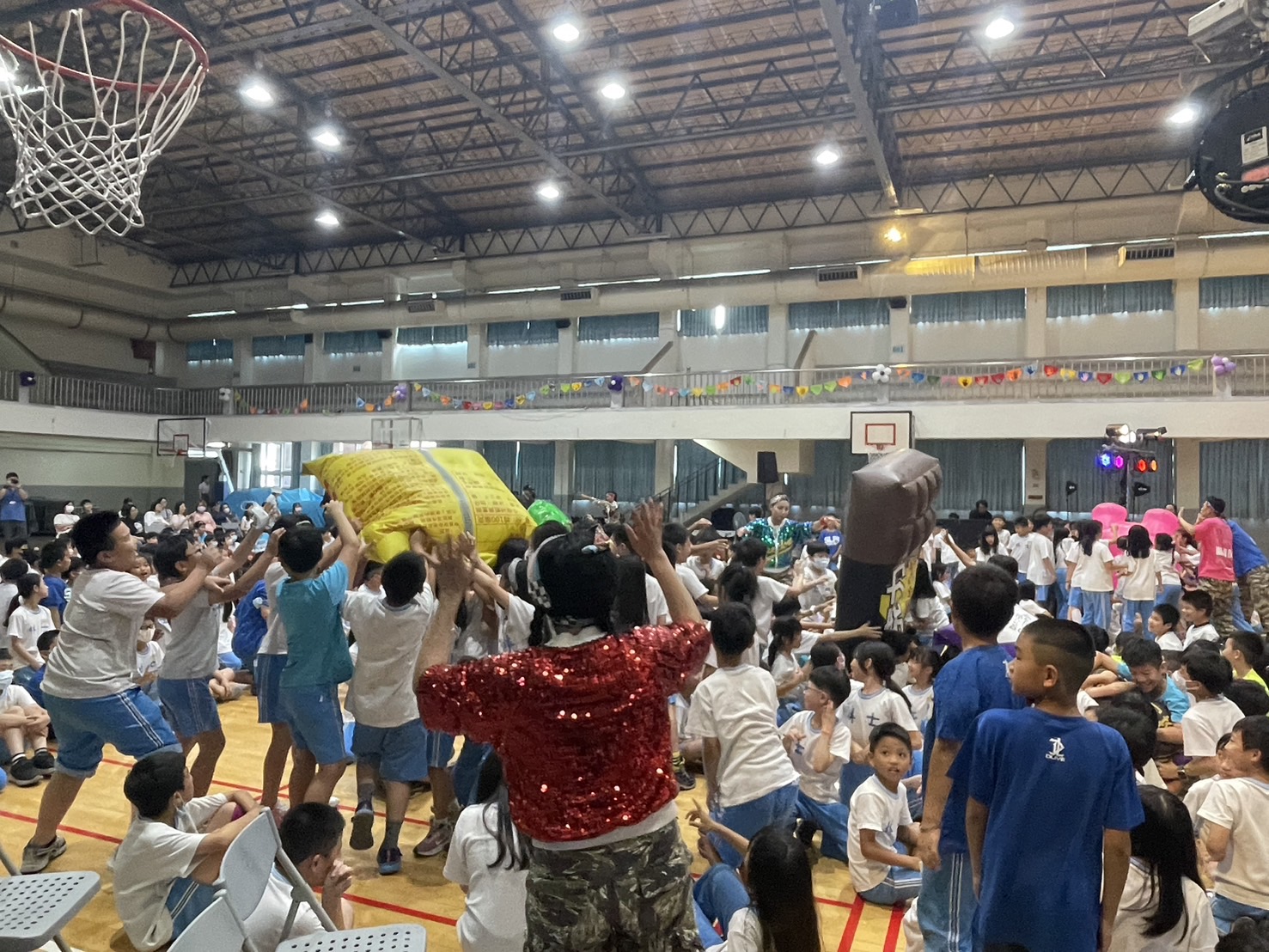 紙風車劇團運用新興毒品道具與士林國小學生互動