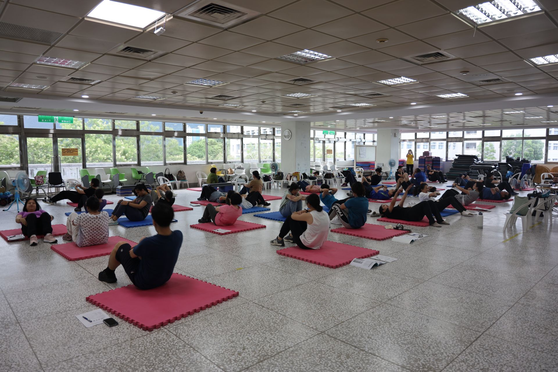 帶領學員一起體驗運動處方中的運動,從中了解如何設計與指導運動處方。