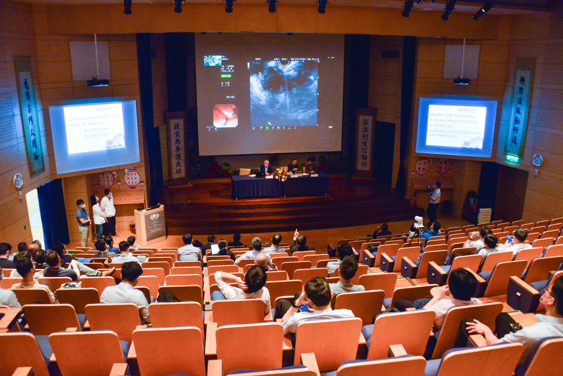 手術同步在台北慈濟醫院國際會議廳LIVE展演。 