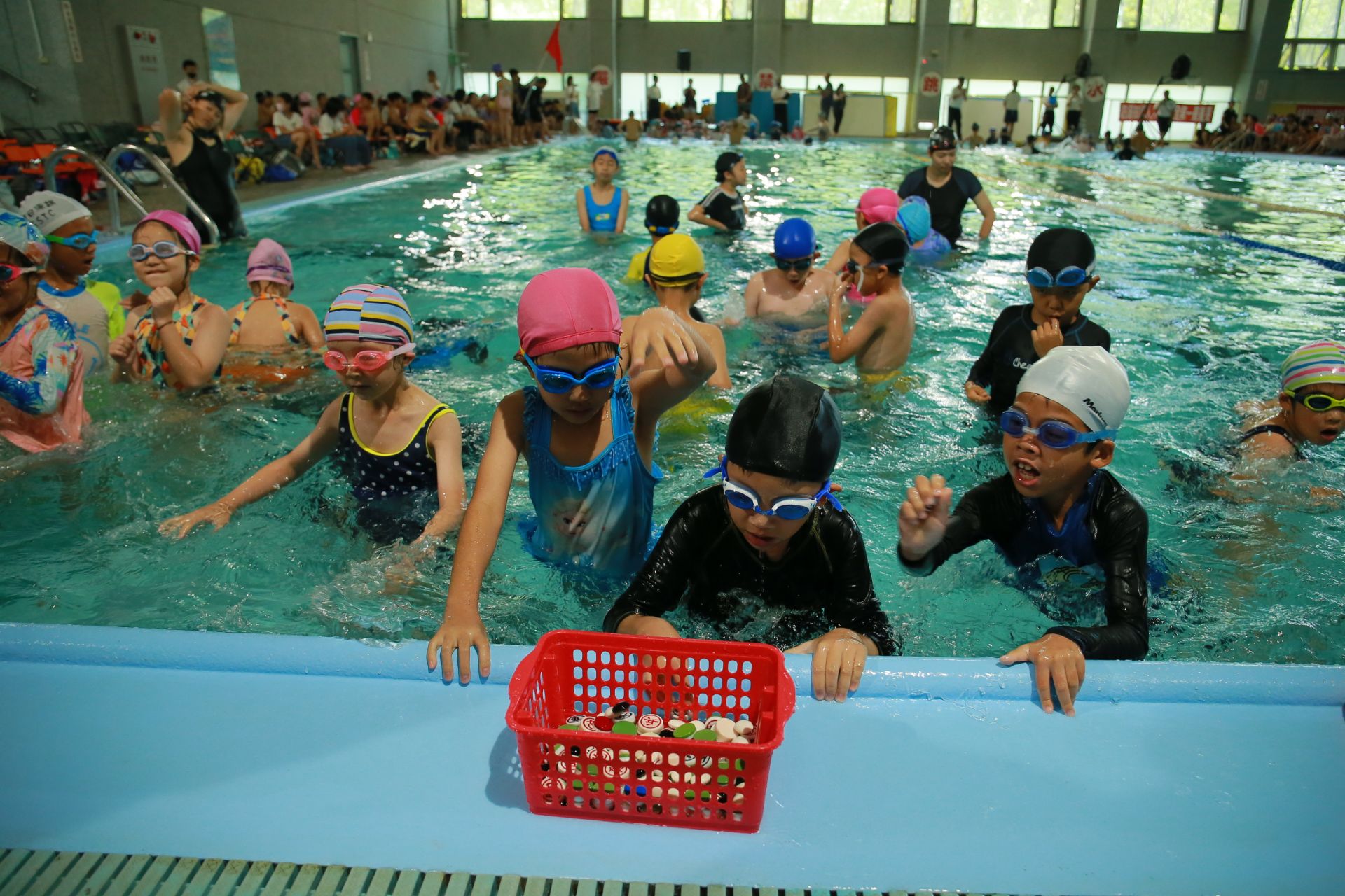 「水中尋寶」讓低年級孩子以遊戲的方式親近水、不怕水