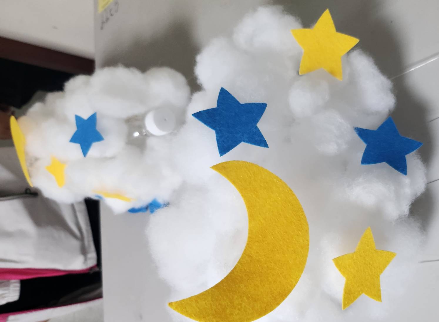 雲朵燈看似簡單,但仍需要創作者細心拿捏,才有辦法塑形成美麗的雲彩。