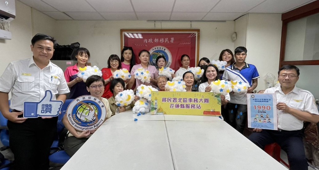 新住民學員們完成創作及了解雲朵燈意涵後,直呼充滿正能量,興奮地持作品與移民官合影。